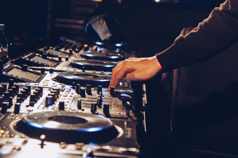 How Local Clubs Can Promote Events Online