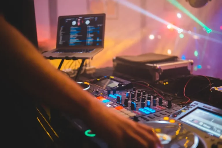 What clubs, leisure, and community Publishers Can Learn From Search Interest in mollygram.com